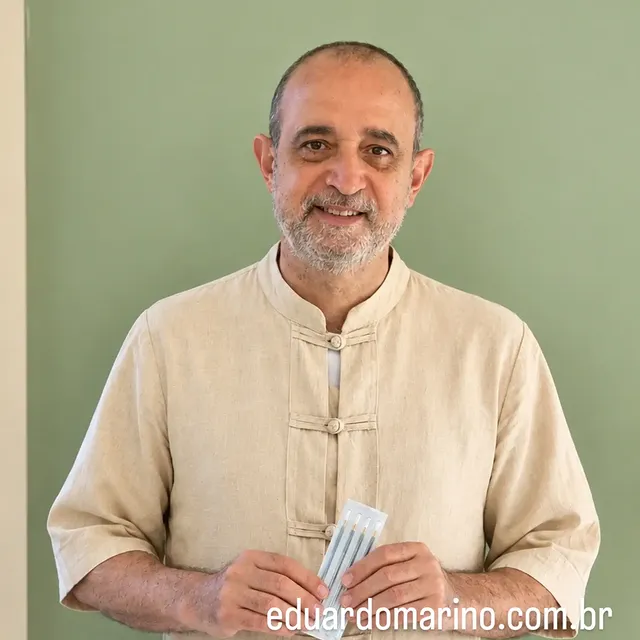 Publicação de @eduardo_acupunturista: As agulhas na acupuntura são muito finas, descartaveis e inseridas em pontos precisos.”