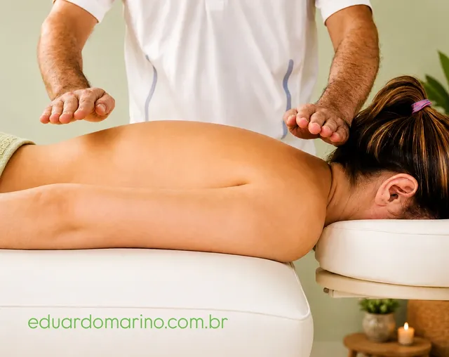 Publicação de @eduardo_acupunturista: “A sutileza gestual da massagem passa pela intenção correta e pelo fluxo harmonioso da energia vital.”